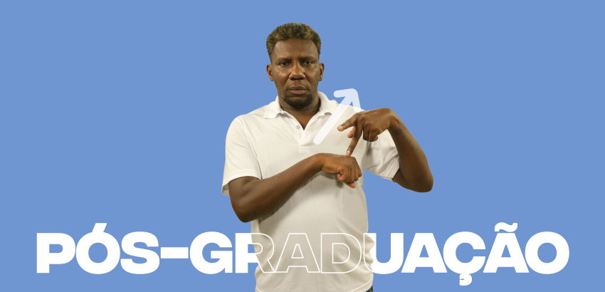 Homem negro com expressão séria, vestindo camisa polo branca, sinaliza em Libras sobre “pós-graduação”, com fundo azul. A palavra “PÓS-GRADUAÇÃO” aparece em branco na parte inferior, com destaque visual na tipografia.